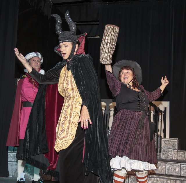 Wyrd Sisters (112)