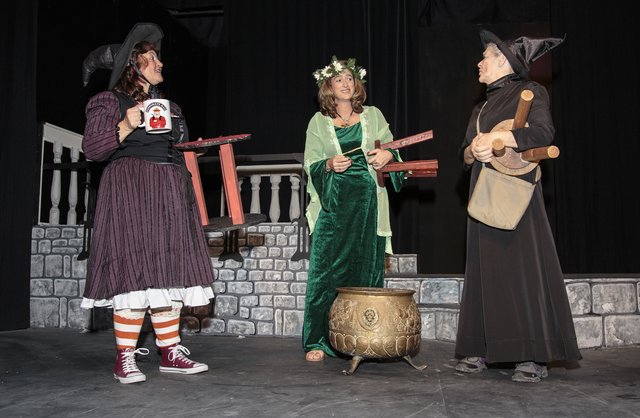 Wyrd Sisters (118)