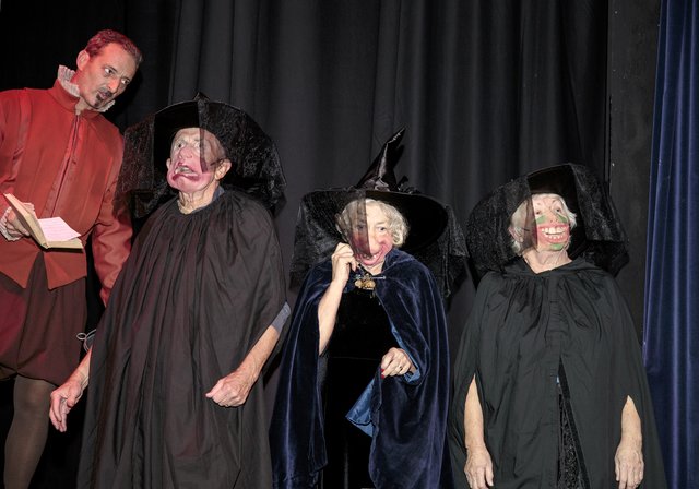 Wyrd Sisters (92)